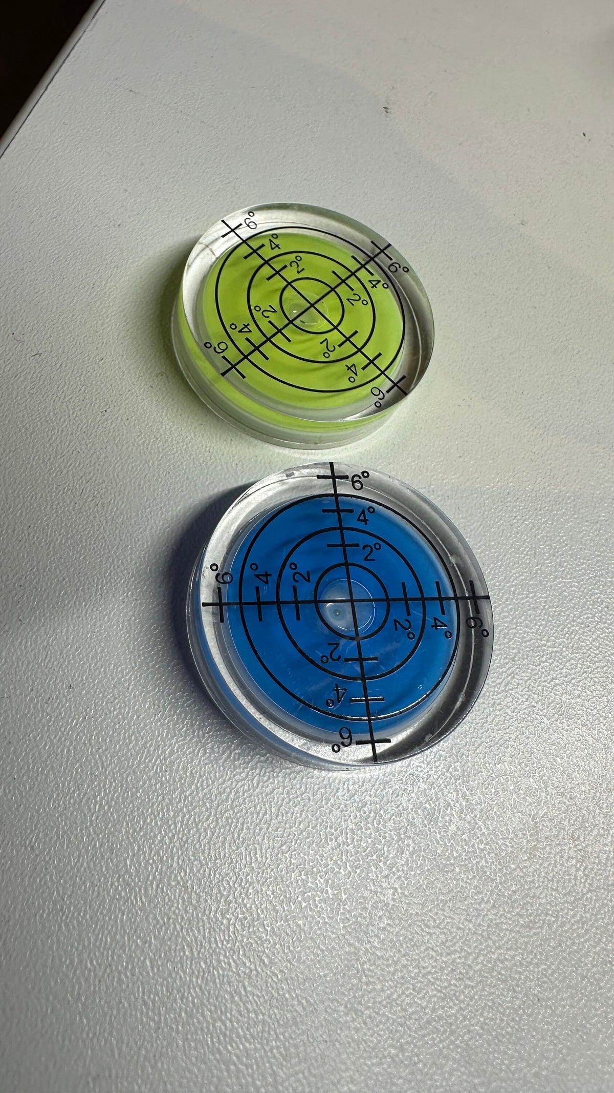Yellow and blue circular bubble levels for the Rapsodo stand