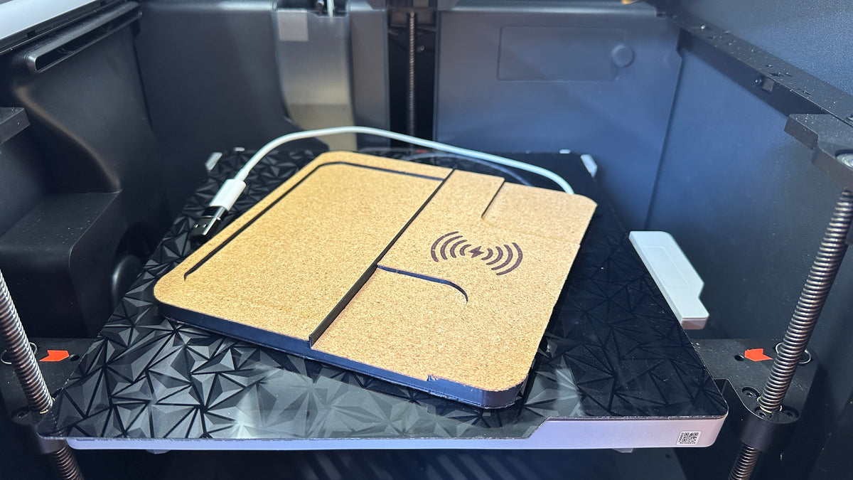 Angled view of the single charger on a textured printer build plate