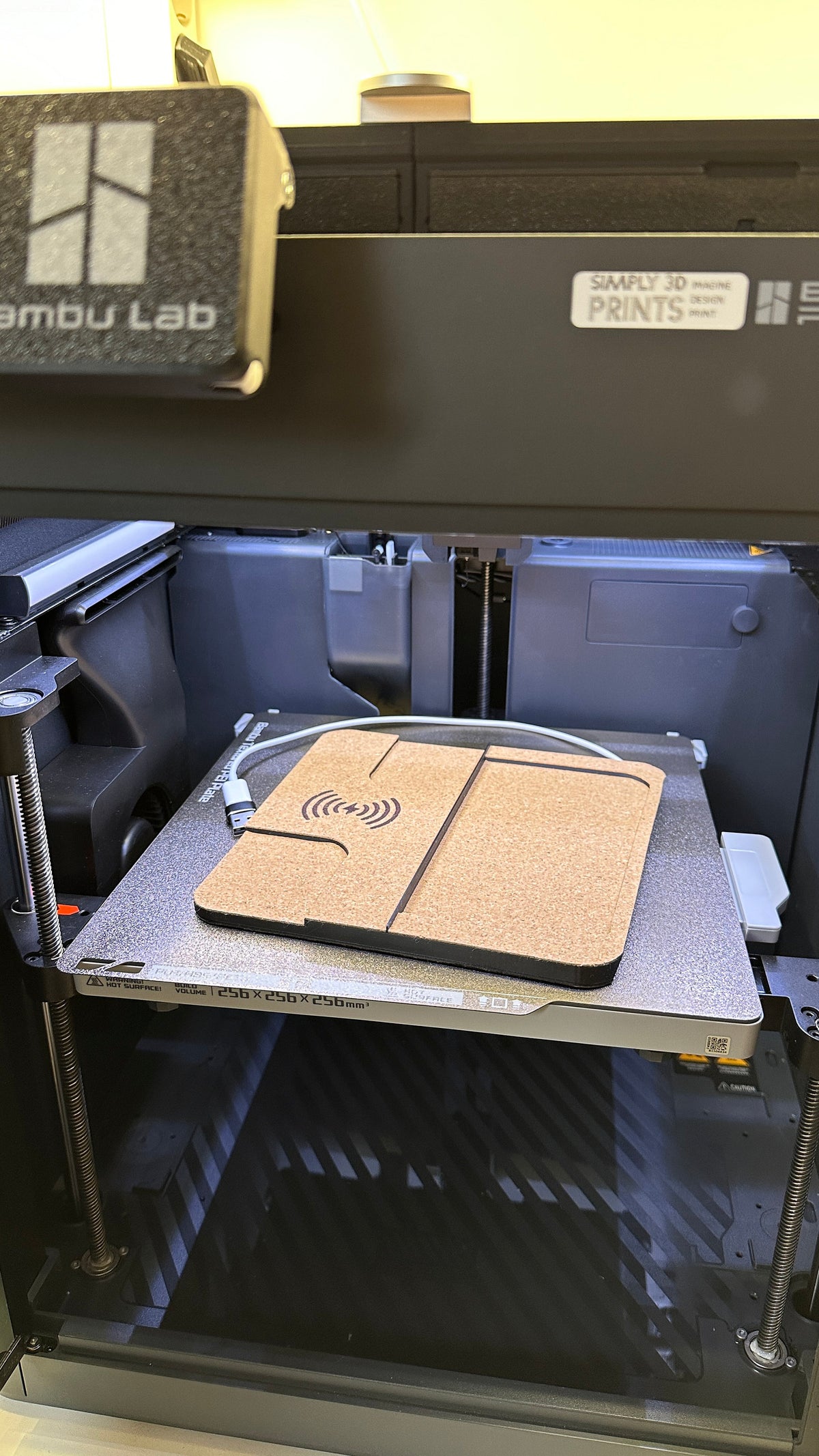 Single cork-finished charger on a 3D printer build plate