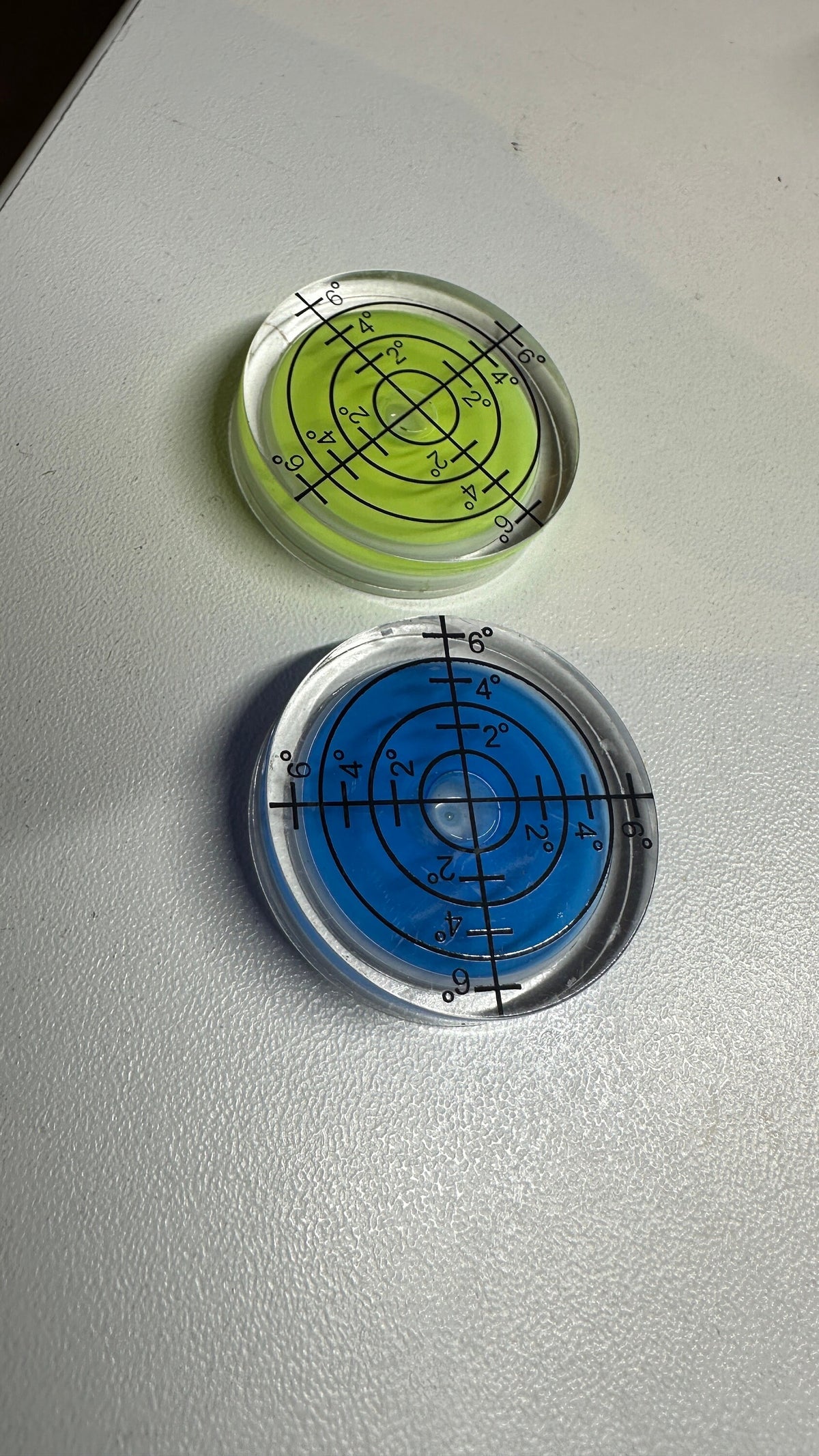 Yellow and blue circular bubble levels for the alignment stand